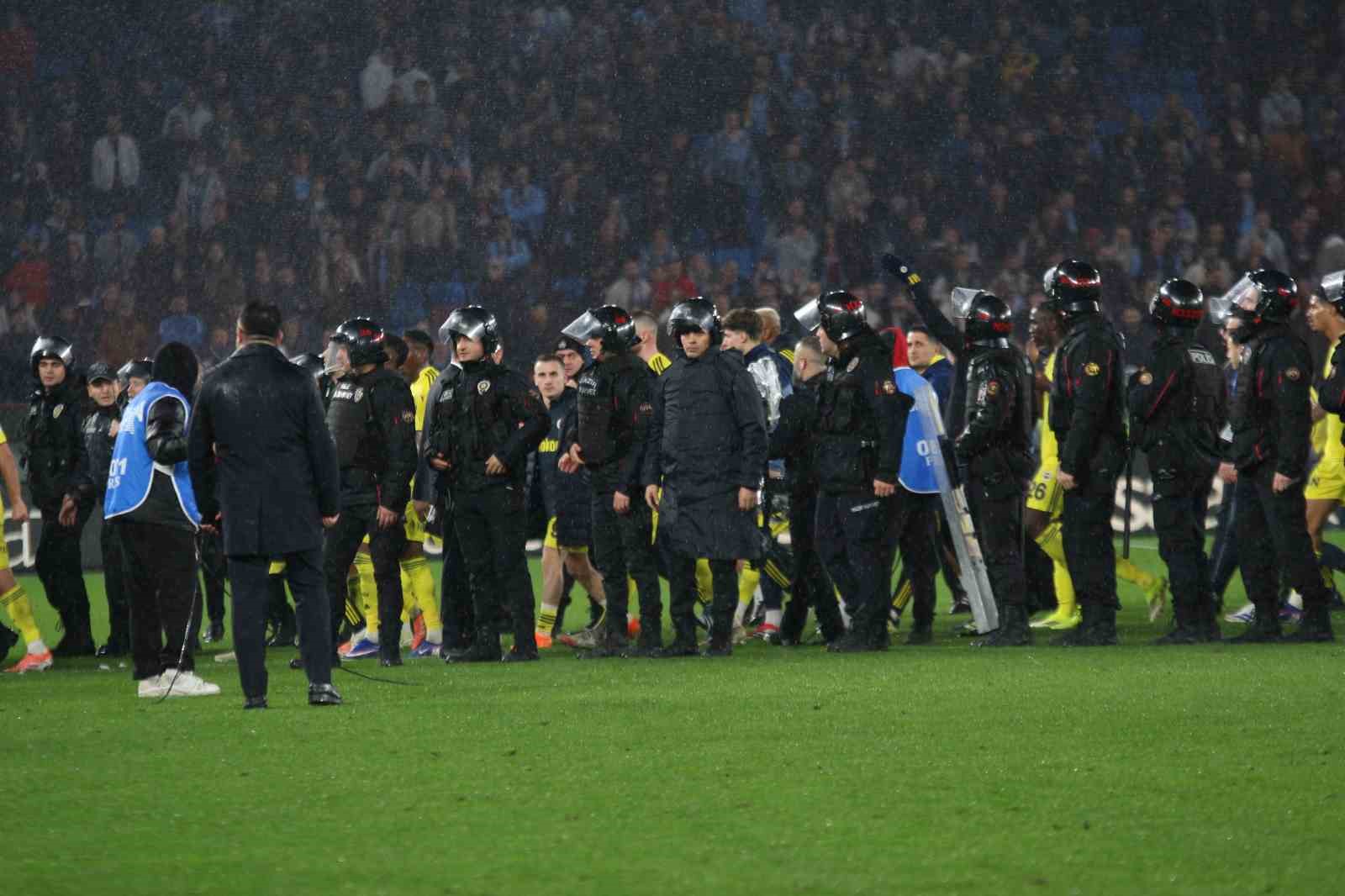 Trendyol Süper Lig: Trabzonspor: 2 - Fenerbahçe: 3 (Maç sonucu)
Trendyol Süper Lig: Trabzonspor: 2 - Fenerbahçe: 3 (Maç sonucu)