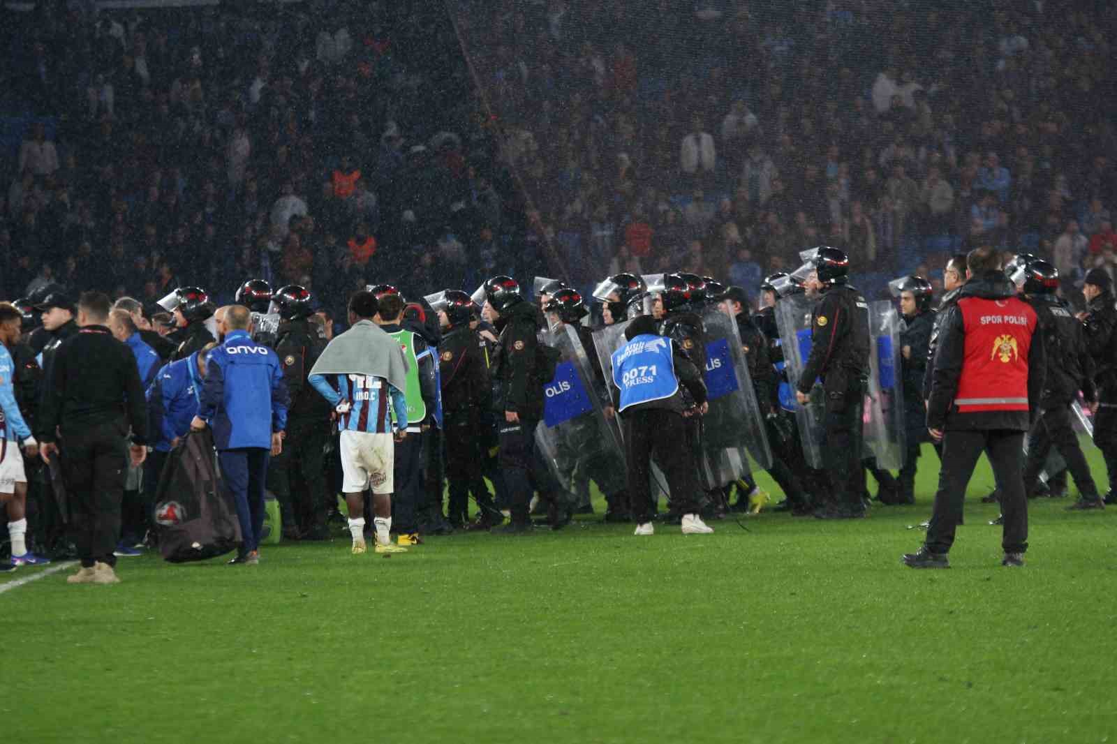 Trendyol Süper Lig: Trabzonspor: 2 - Fenerbahçe: 3 (Maç sonucu)
Trendyol Süper Lig: Trabzonspor: 2 - Fenerbahçe: 3 (Maç sonucu)