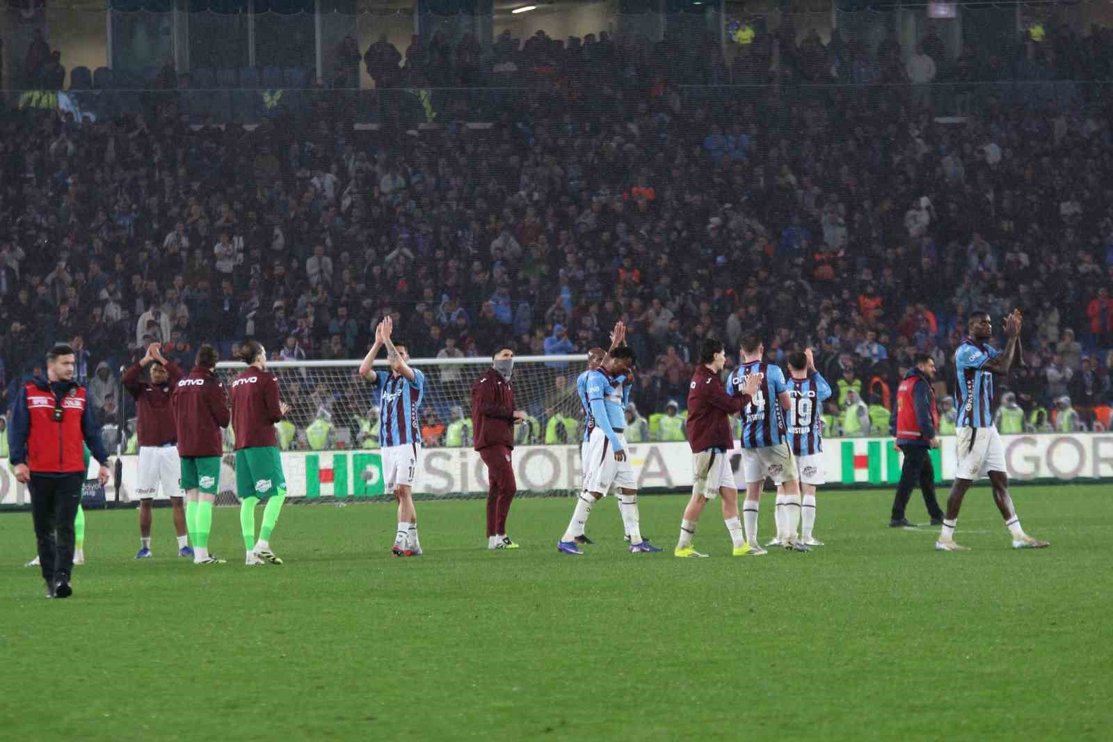 Trendyol Süper Lig: Trabzonspor: 2 - Fenerbahçe: 3 (Maç sonucu)
Trendyol Süper Lig: Trabzonspor: 2 - Fenerbahçe: 3 (Maç sonucu)
