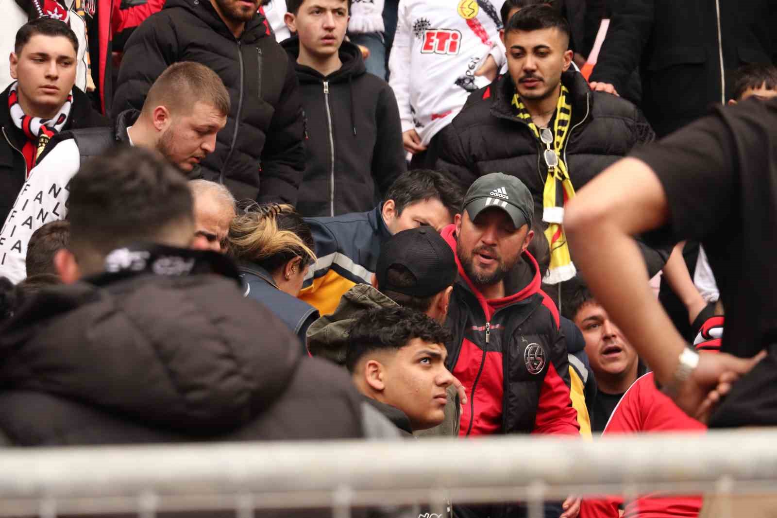 Tribünde epilepsi nöbeti geçiren taraftara sağlık ekipleri müdahale etti
