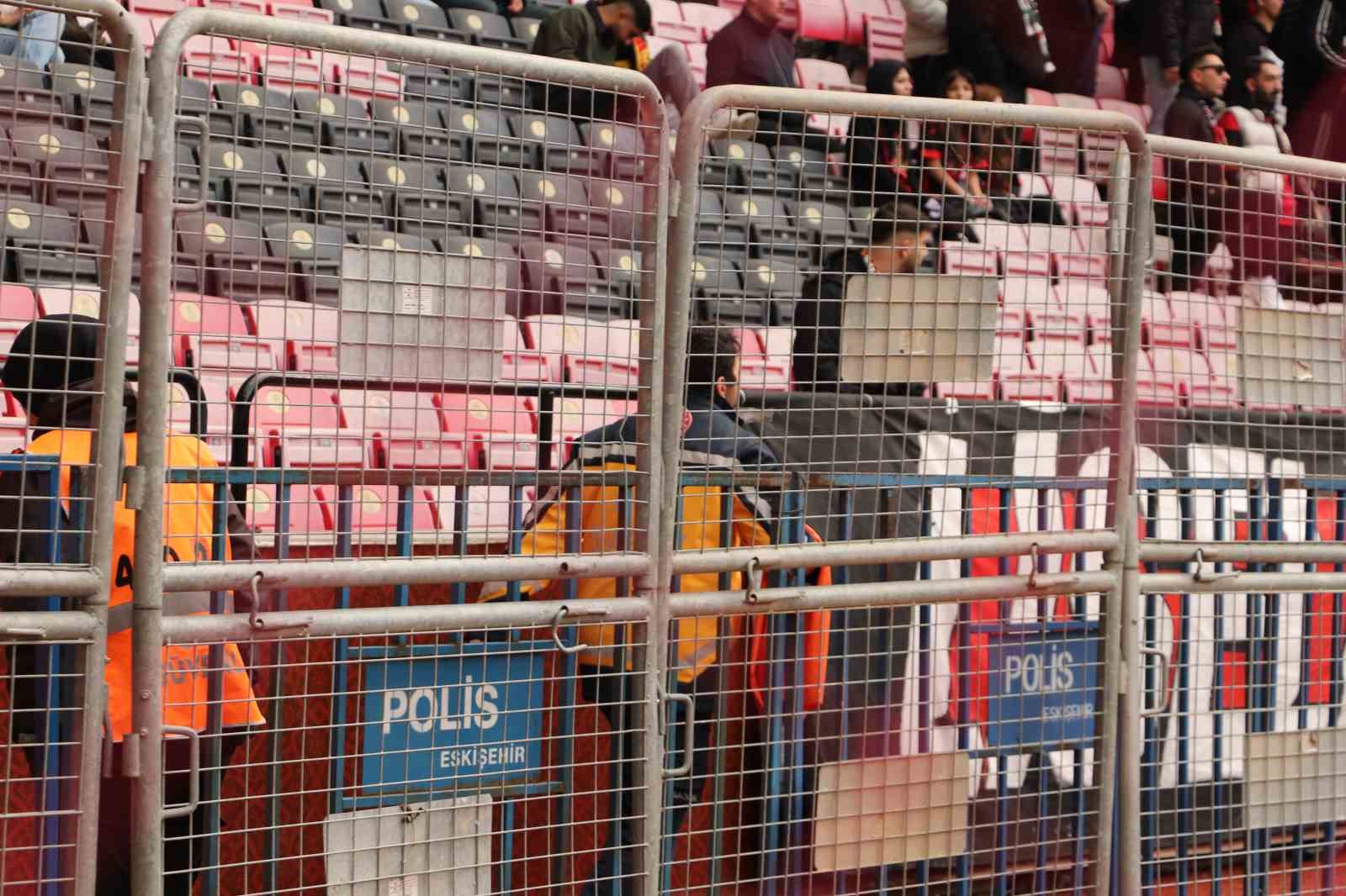 Tribünde epilepsi nöbeti geçiren taraftara sağlık ekipleri müdahale etti
