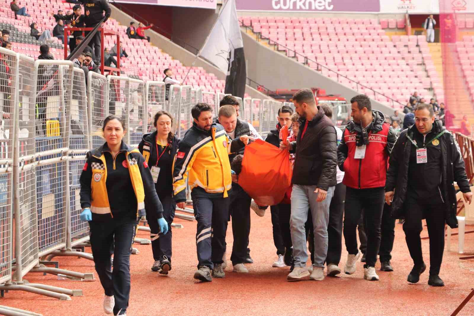 Tribünde epilepsi nöbeti geçiren taraftara sağlık ekipleri müdahale etti
