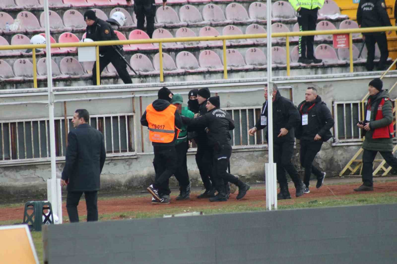 Tribünden atlayan Sakaryasporlu taraftarlar kelepçeyle sahadan çıkartıldı
