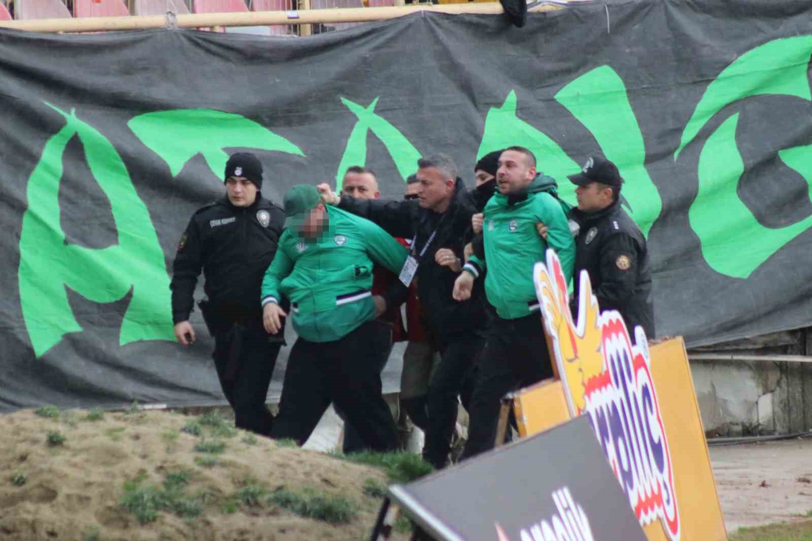 Tribünden atlayan Sakaryasporlu taraftarlar kelepçeyle sahadan çıkartıldı
