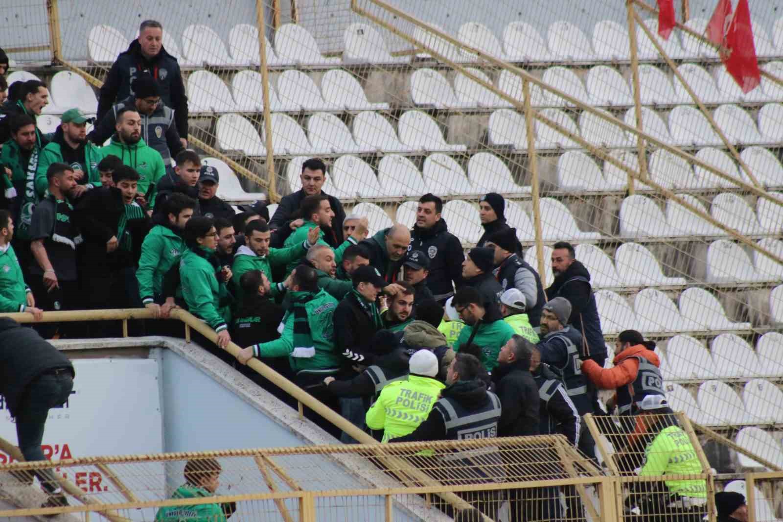 Tribünden atlayan Sakaryasporlu taraftarlar kelepçeyle sahadan çıkartıldı
