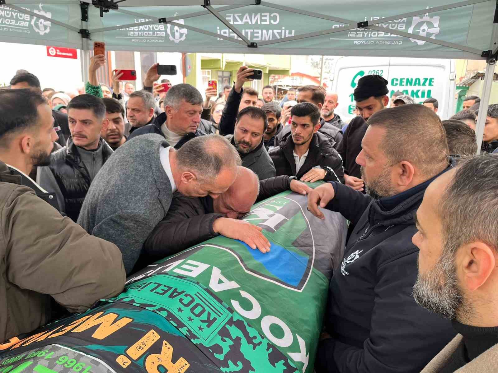 Tribünden düşerek ölen taraftarın babasından yürek yakan feryat
