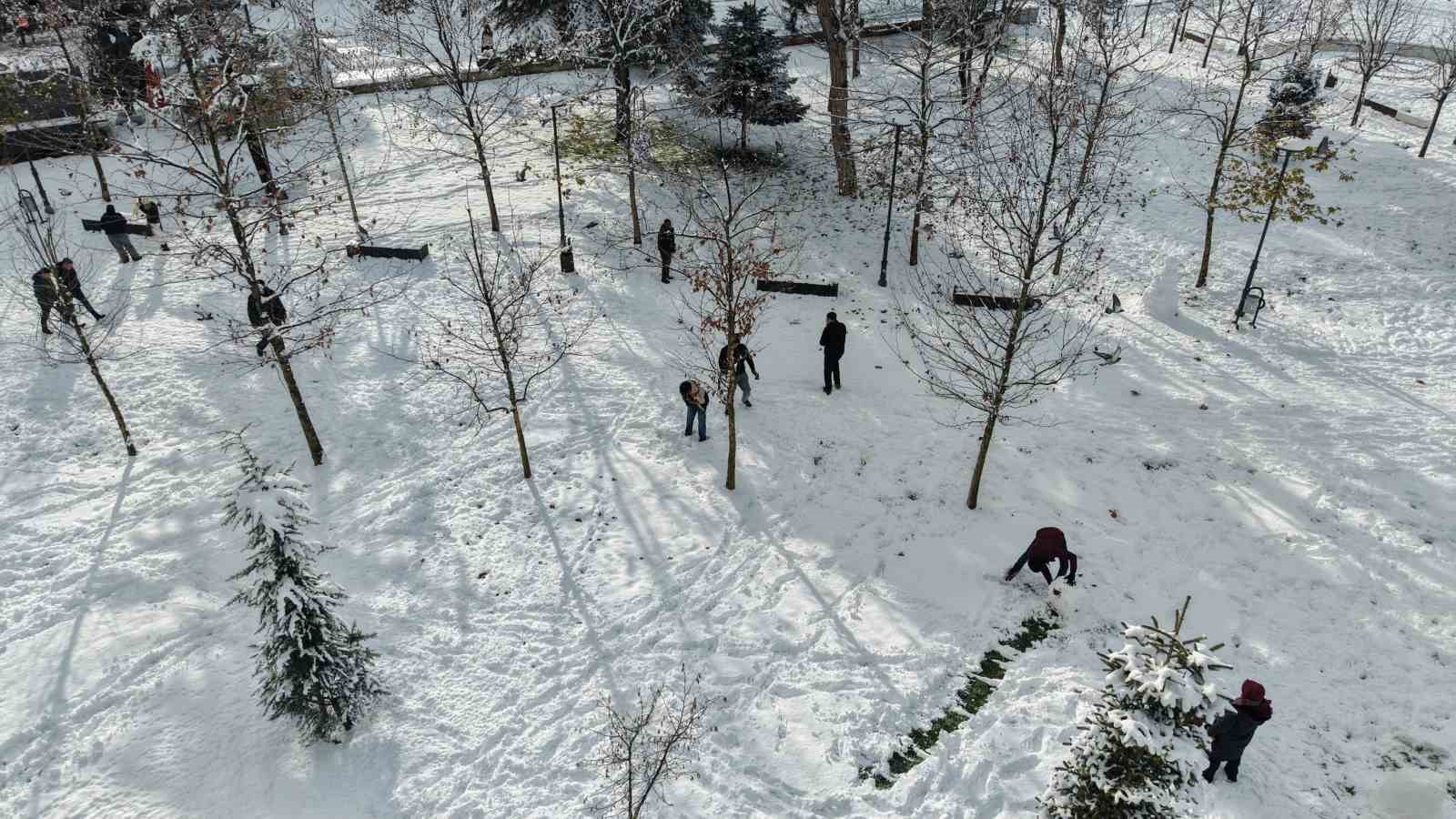 Tropikal misafirler kar yağışını görünce mest oldu
