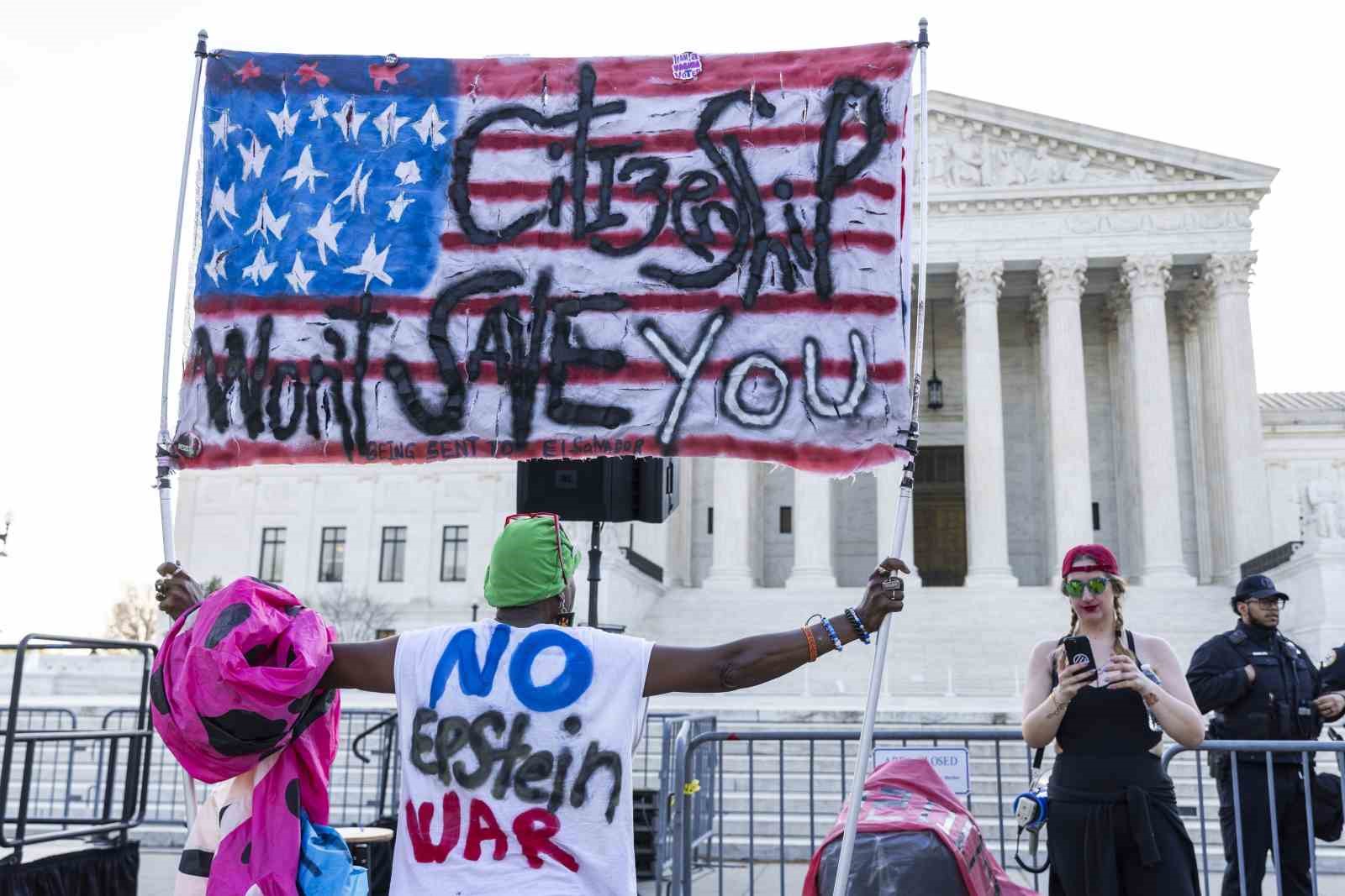 Trump, Yüksek Mahkeme duruşmasına katılan görevdeki ilk başkan oldu
