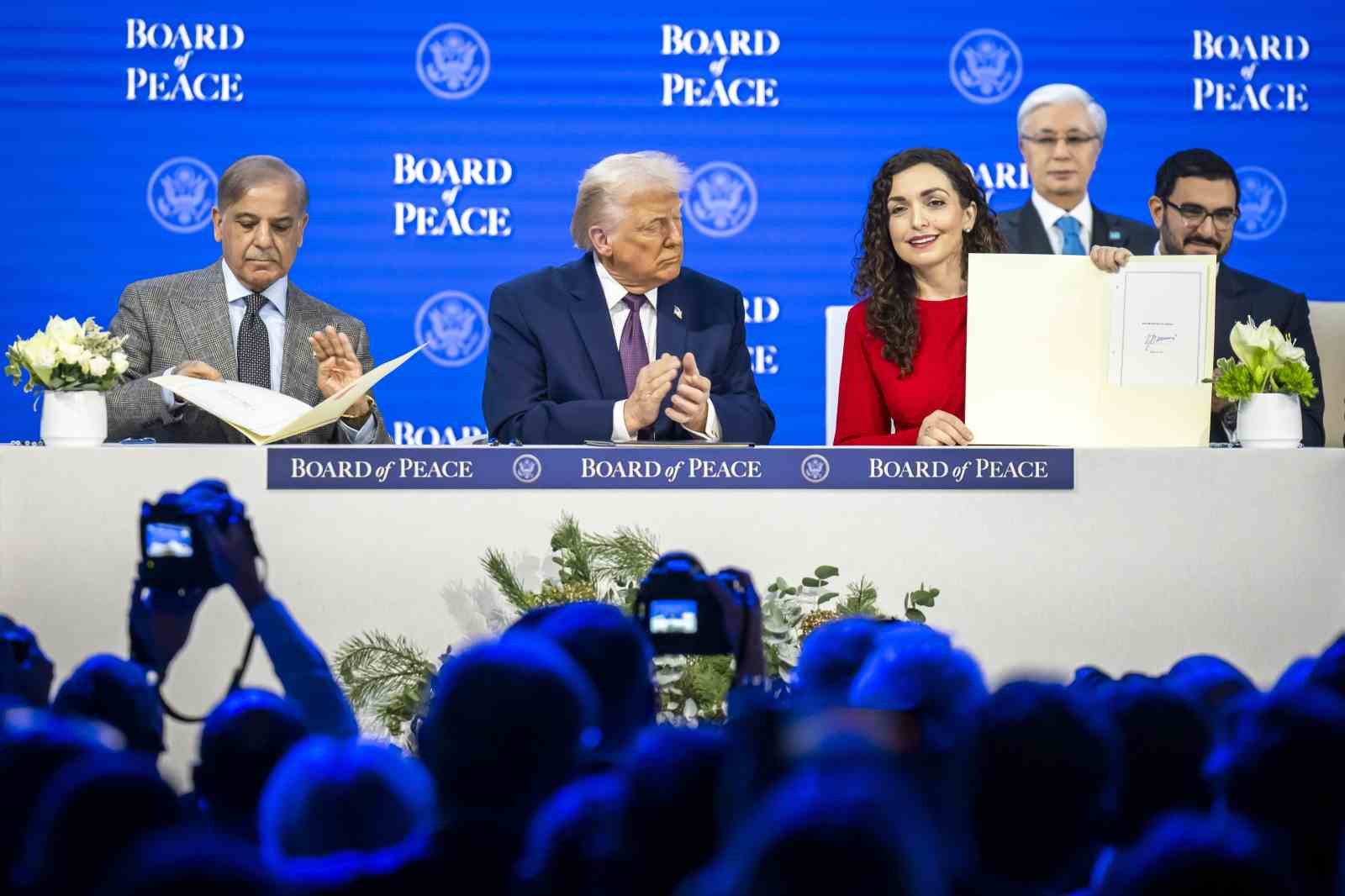 Trump’ın kurduğu Barış Kurulu’nun kuruluş sözleşmesi Davos’ta imzalandı
Trump’ın kurduğu Barış Kurulu’nun kuruluş sözleşmesi Davos’ta imzalandı