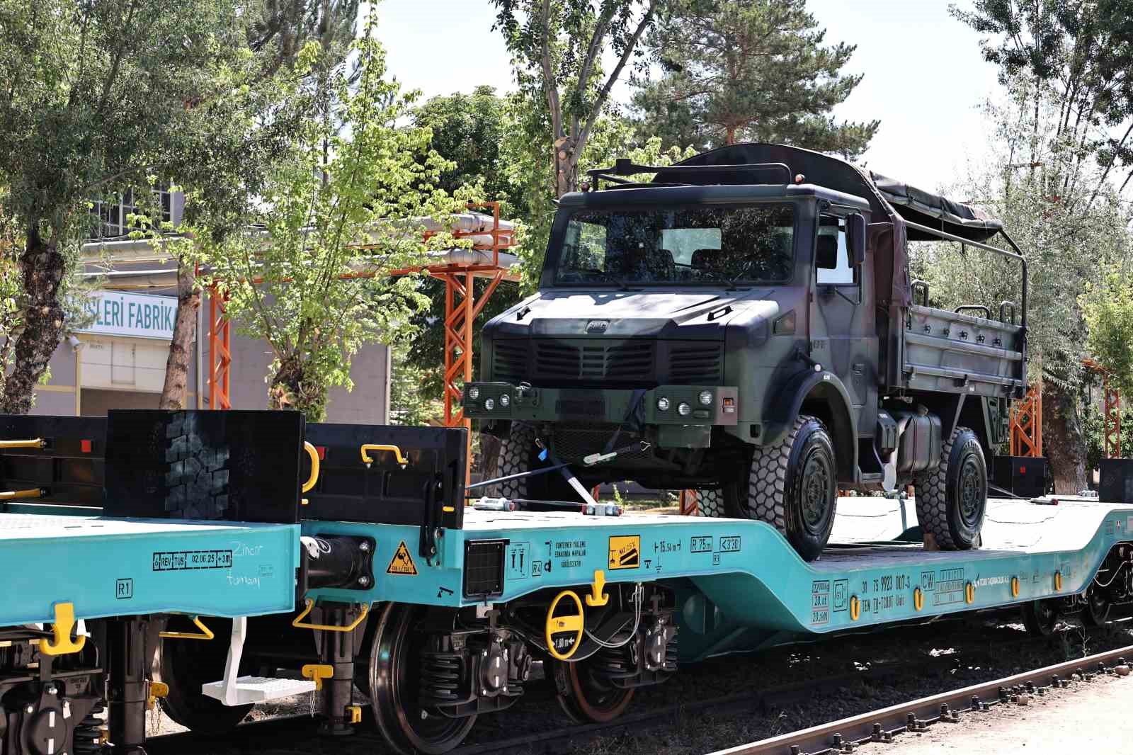 TSK’nın stratejik araçları demiryoluyla güvenle taşınıyor
