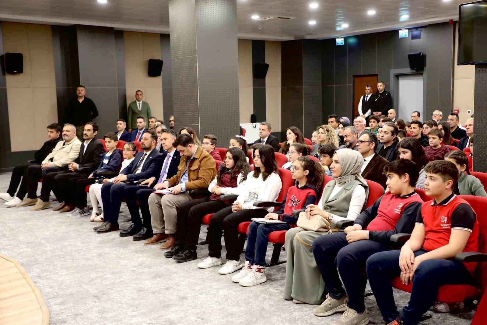 TÜBİTAK başarısı gösteren öğrencilere valilikten hediye
