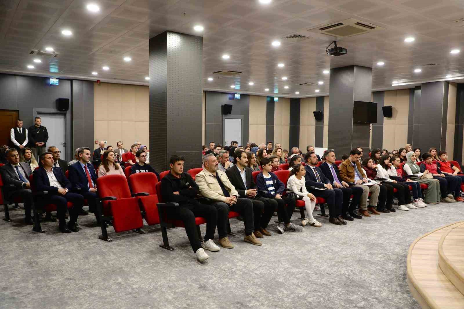 TÜBİTAK başarısı gösteren öğrencilere valilikten hediye
