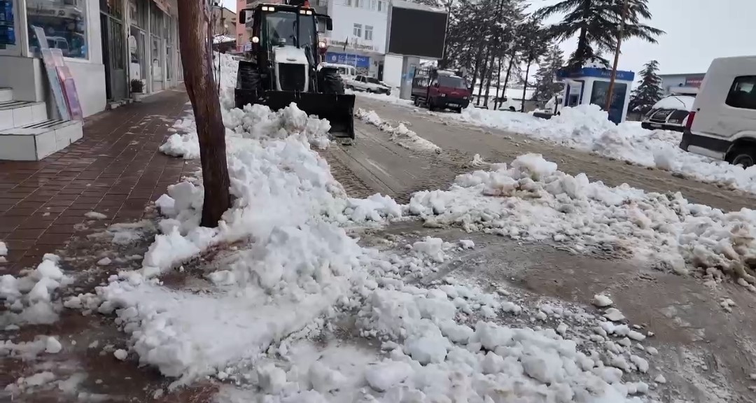Tufanbeyli’de 40 santimetreyi bulan kar yağışı hayatı olumsuz etkiledi
