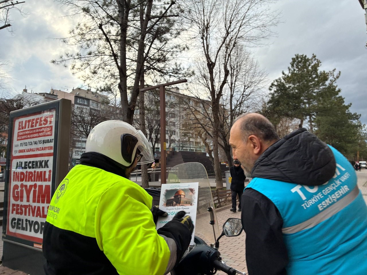 TÜGVA Eskişehir’den esnafa imsakiye dağıtımı
