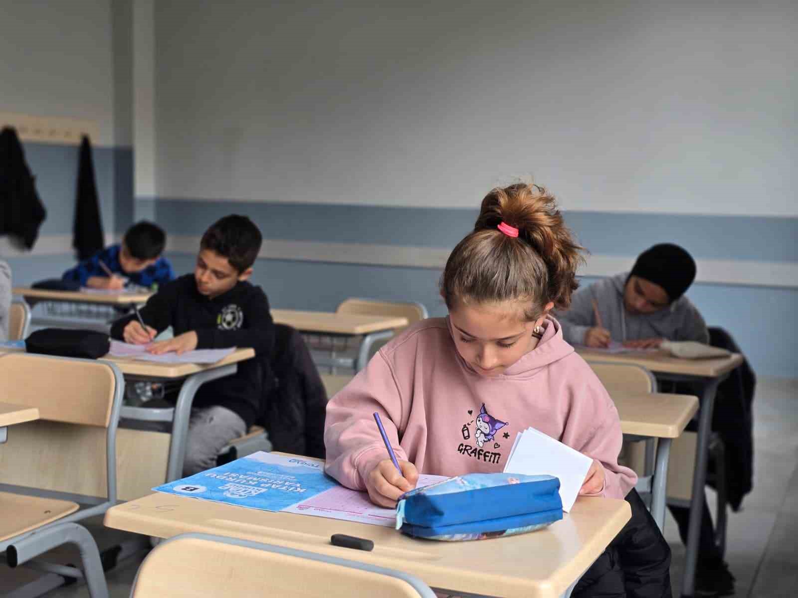 TÜGVA’nın ’Kitap Kurdu’ sınavı Eskişehir’de tamamlandı
