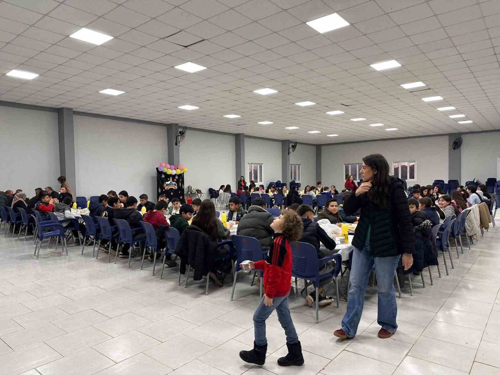 Tüm okul iftar sofrasında buluştu
Tüm okul iftar sofrasında buluştu