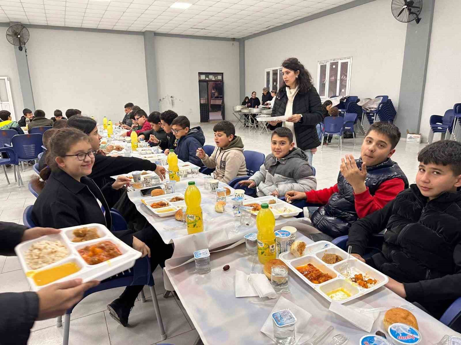 Tüm okul iftar sofrasında buluştu
Tüm okul iftar sofrasında buluştu