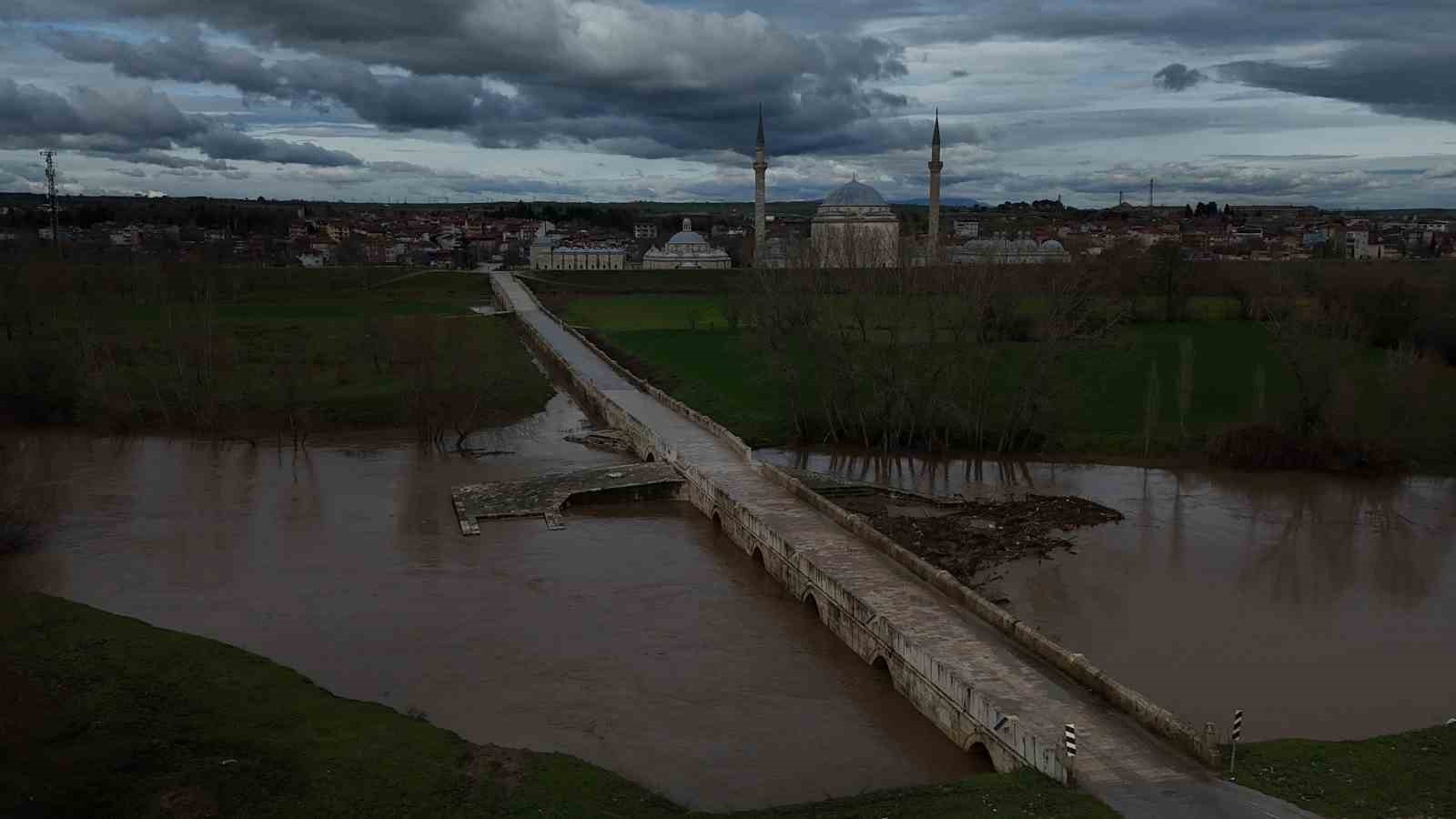 Tunca Nehri alarm veriyor: Tarım arazileri sular atında kaldı
