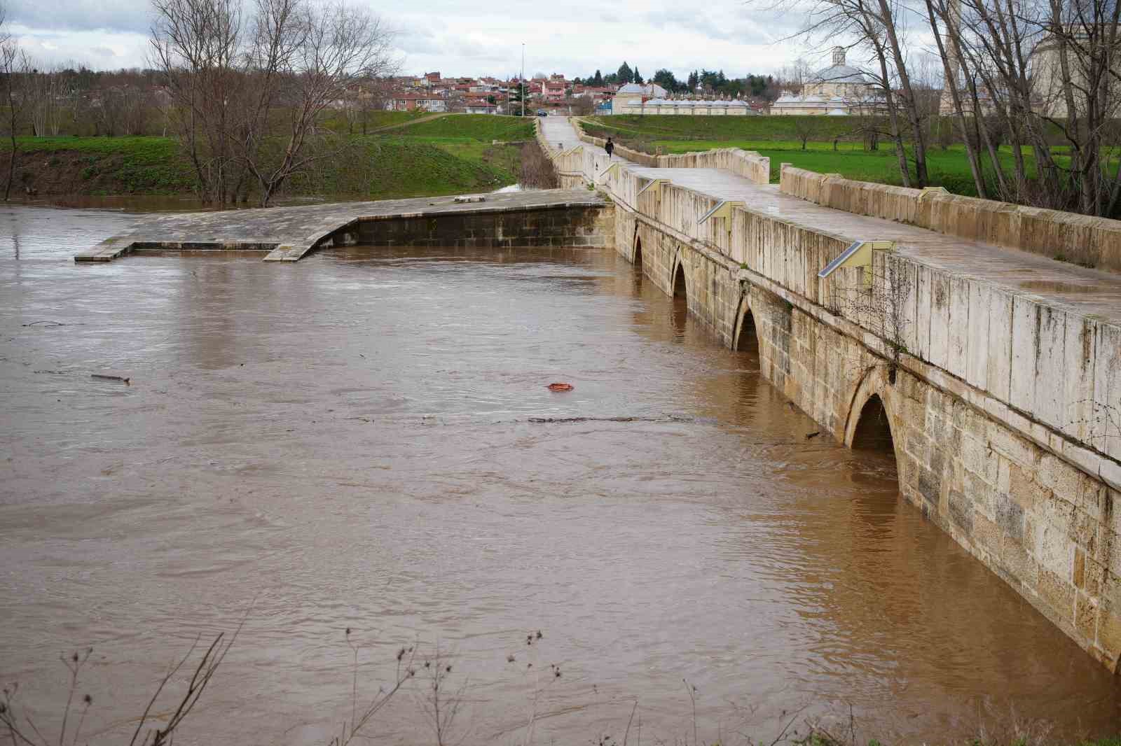 Tunca Nehri alarm veriyor: Tarım arazileri sular atında kaldı
