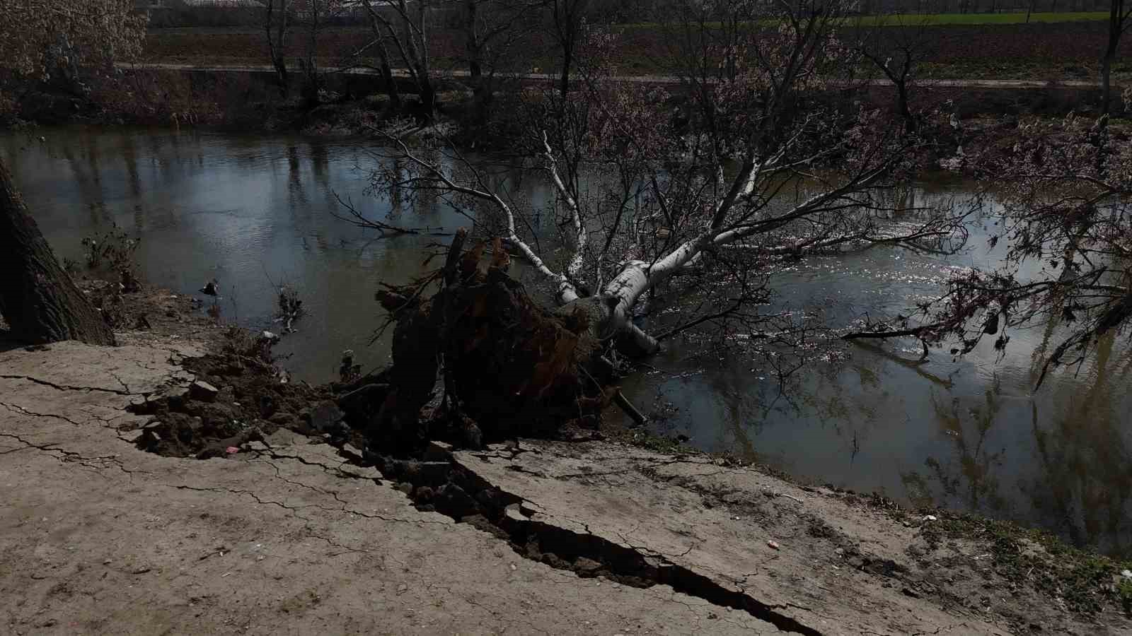 Tunca Nehri kıyısında toprak kayması: 50 metrelik alanda çatlaklar oluştu

