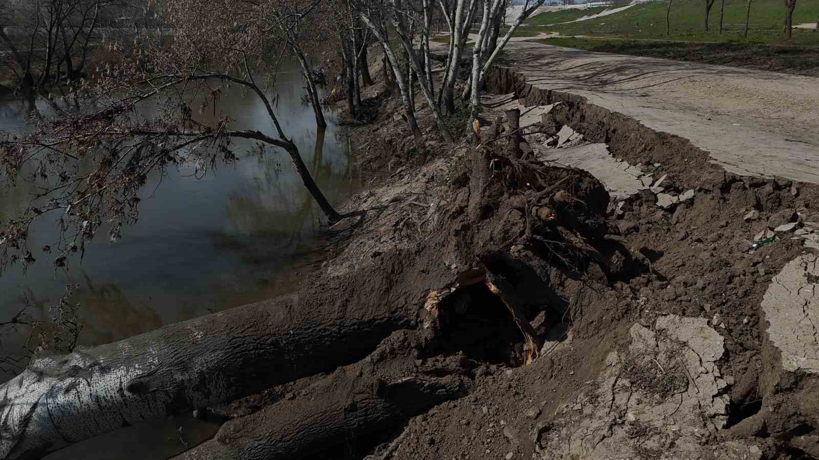 Tunca Nehri kıyısında toprak kayması: 50 metrelik alanda çatlaklar oluştu
