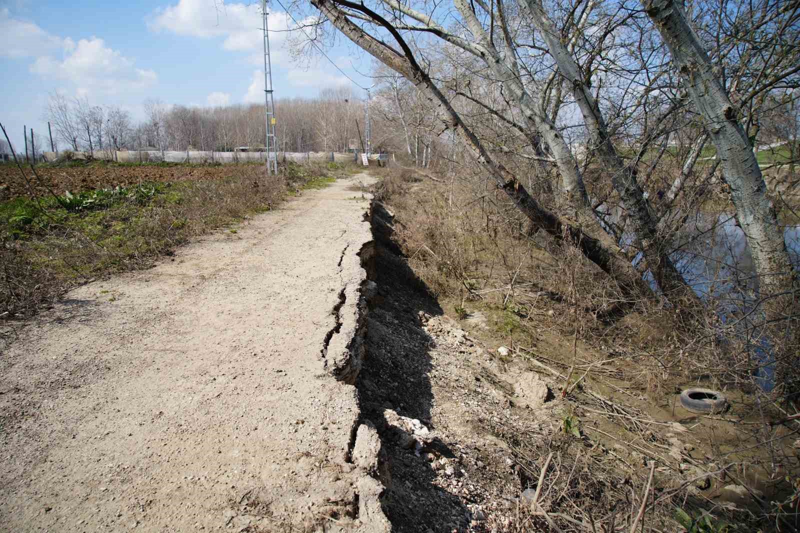 Tunca Nehri kıyısında toprak kayması: 50 metrelik alanda çatlaklar oluştu
