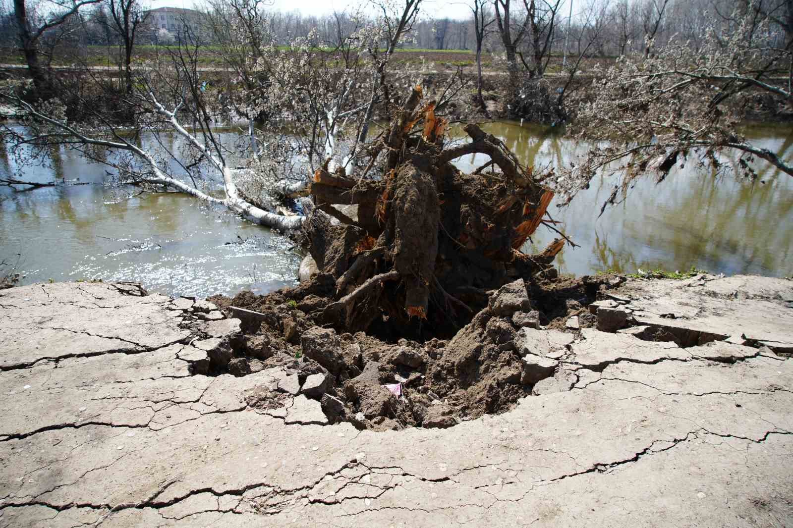 Tunca Nehri kıyısında toprak kayması: 50 metrelik alanda çatlaklar oluştu
