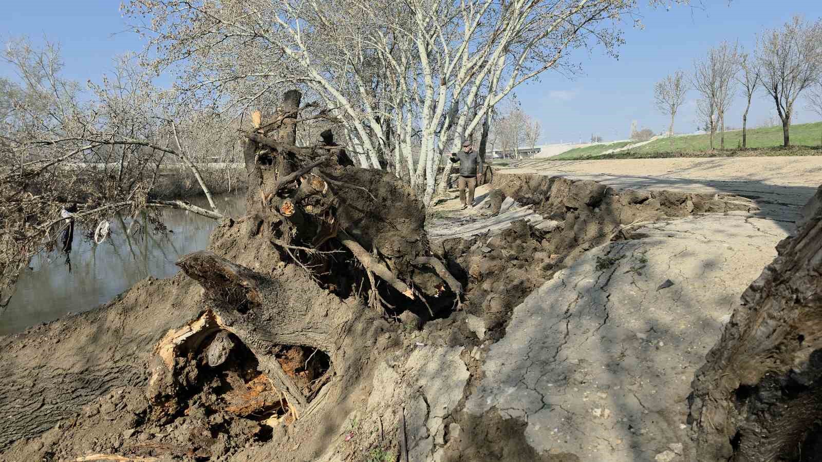 Tunca Nehri kıyısında toprak kayması: 9 yıl sonra gelen taşkınlar zemini etkiledi
