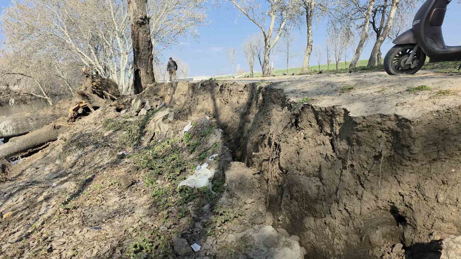 Tunca Nehri kıyısında toprak kayması: 9 yıl sonra gelen taşkınlar zemini etkiledi
