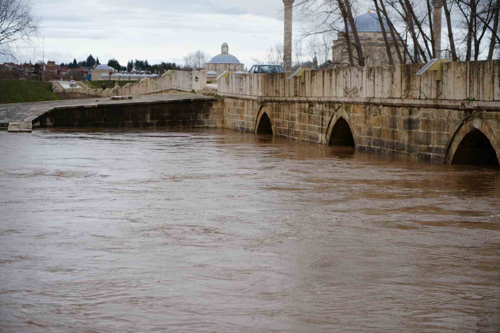 Tunca Nehri seddelerindeki menfez ve pompa istasyonları alarm veriyor
