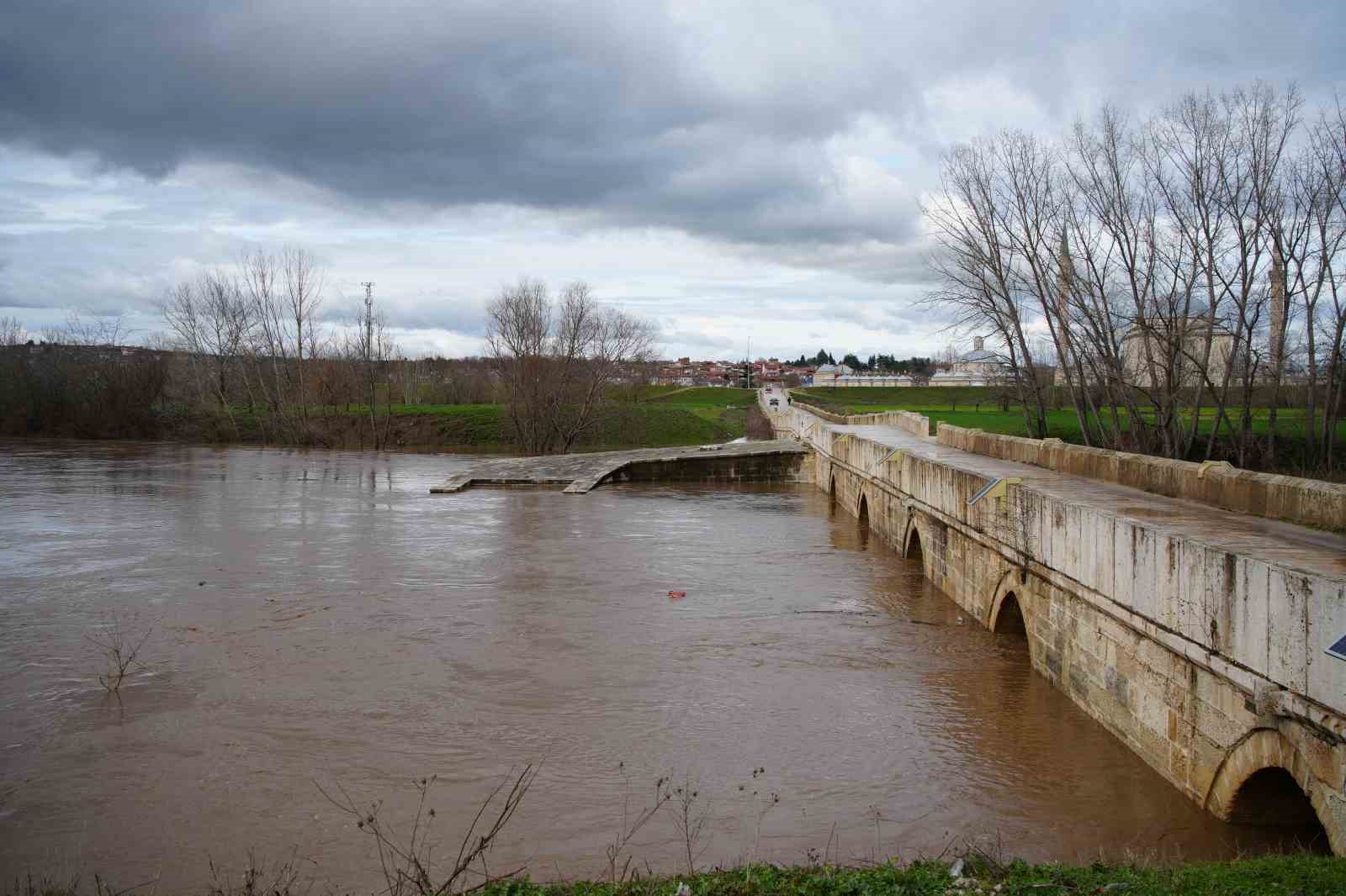 Tunca Nehri seddelerindeki menfez ve pompa istasyonları alarm veriyor
