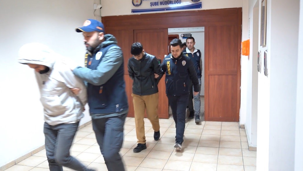 Tunceli merkezli sahte kripto operasyonu: 8 kişi tutuklandı
Tunceli merkezli sahte kripto operasyonu: 8 kişi tutuklandı