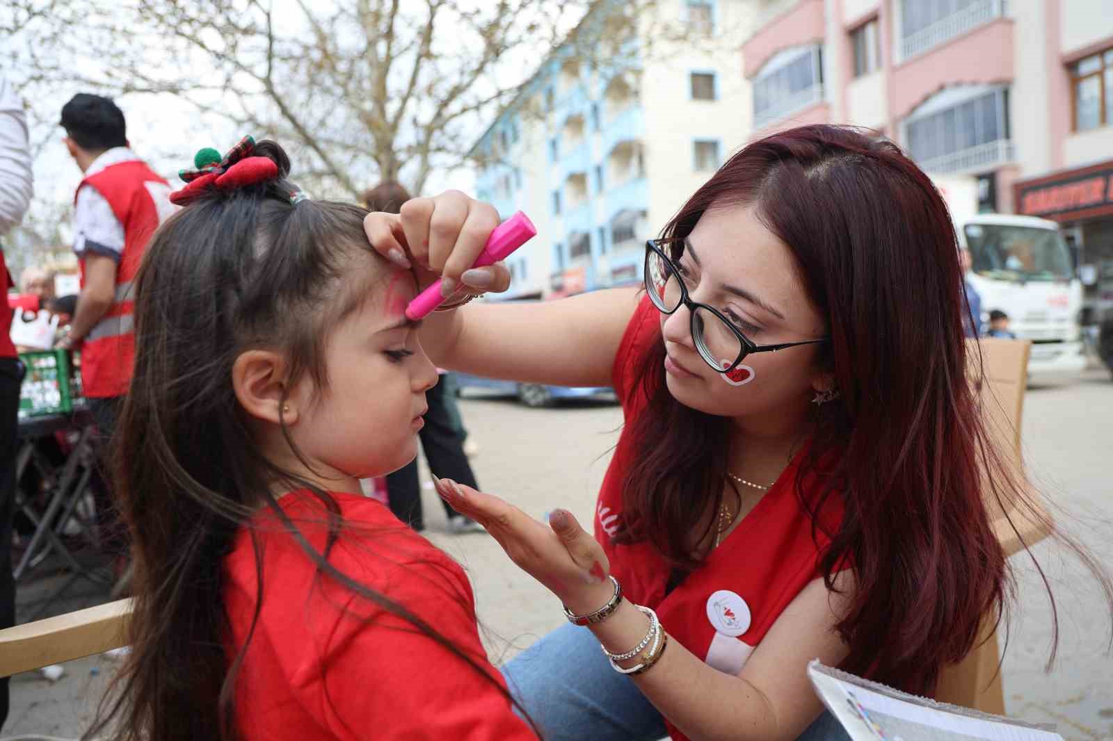 Tunceli Türk Kızılay’ından çocuklara şenlik, büyüklere bağış etkinliği
