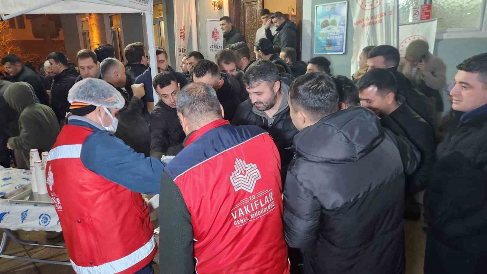 Tunceli’de Berat Kandili’nde vatandaşlara salep ikram edildi
