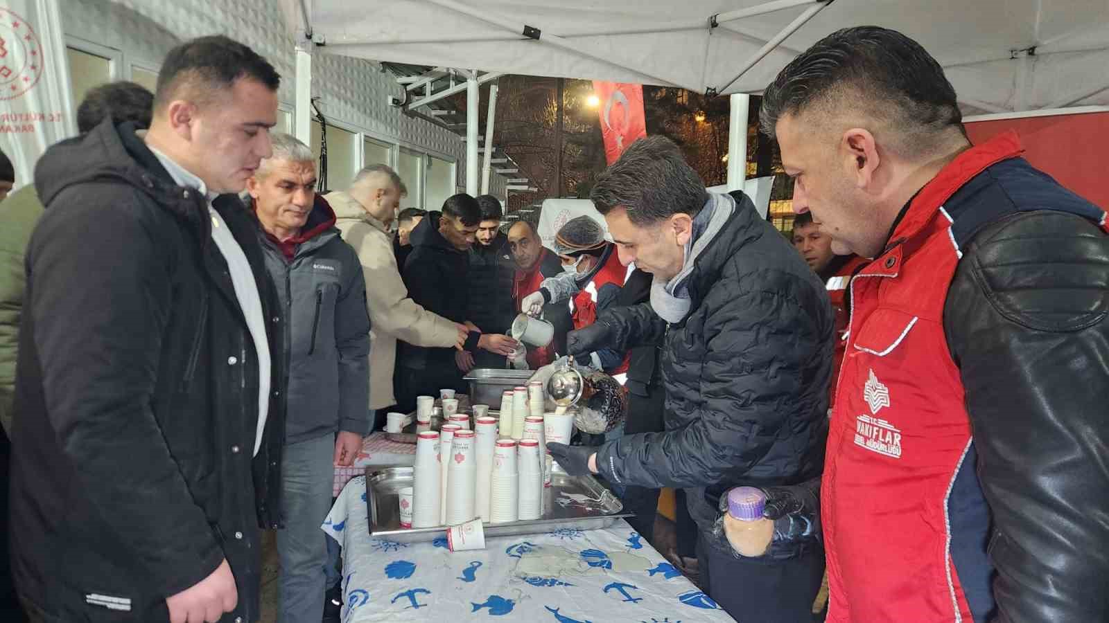 Tunceli’de Berat Kandili’nde vatandaşlara salep ikram edildi
