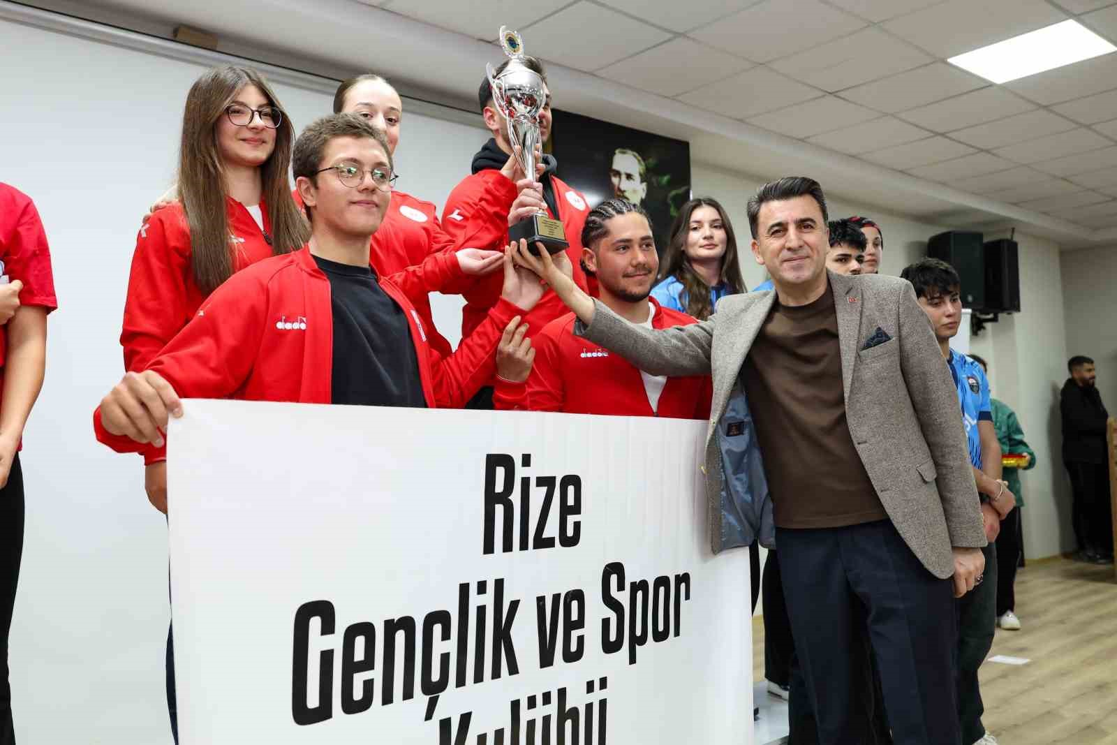 Tunceli’de düzenlenen Türkiye Rafting Şampiyonası son erdi
Tunceli’de düzenlenen Türkiye Rafting Şampiyonası son erdi