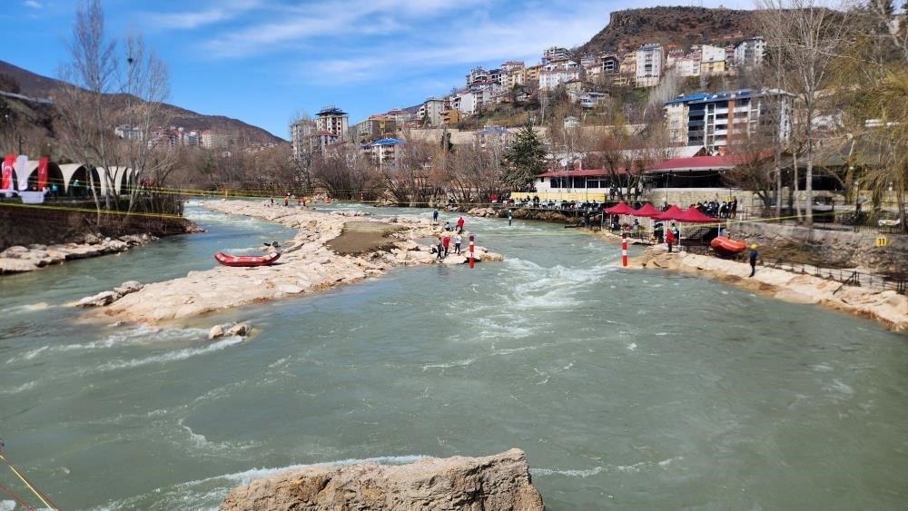 Tunceli’de düzenlenen Türkiye Rafting Şampiyonası son erdi
Tunceli’de düzenlenen Türkiye Rafting Şampiyonası son erdi