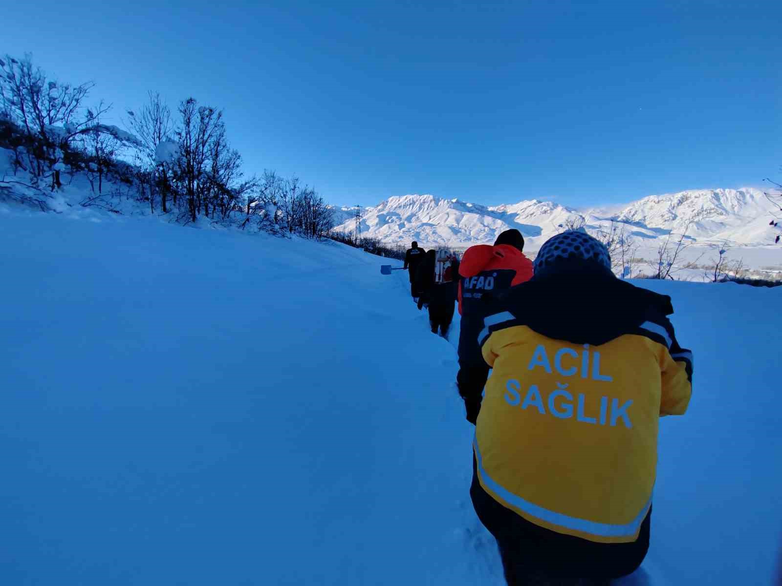 Tunceli’de ekipler karda 1 buçuk kilometre yürüyerek hastaya ulaştı

