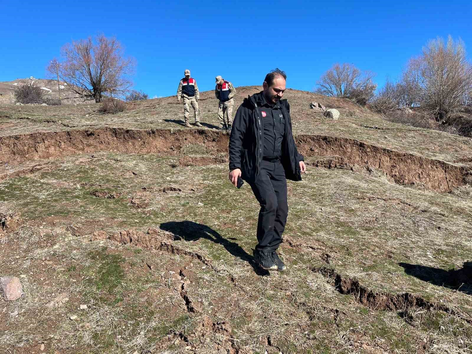 Tunceli’de heyelan tedbirleri: 19 konuttan 7’si boşaltıldı
