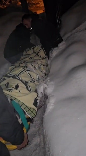 Tunceli’de kapalı yollar aşıldı, ayağı kırılan yaşlı kadın hastaneye ulaştırıldı
