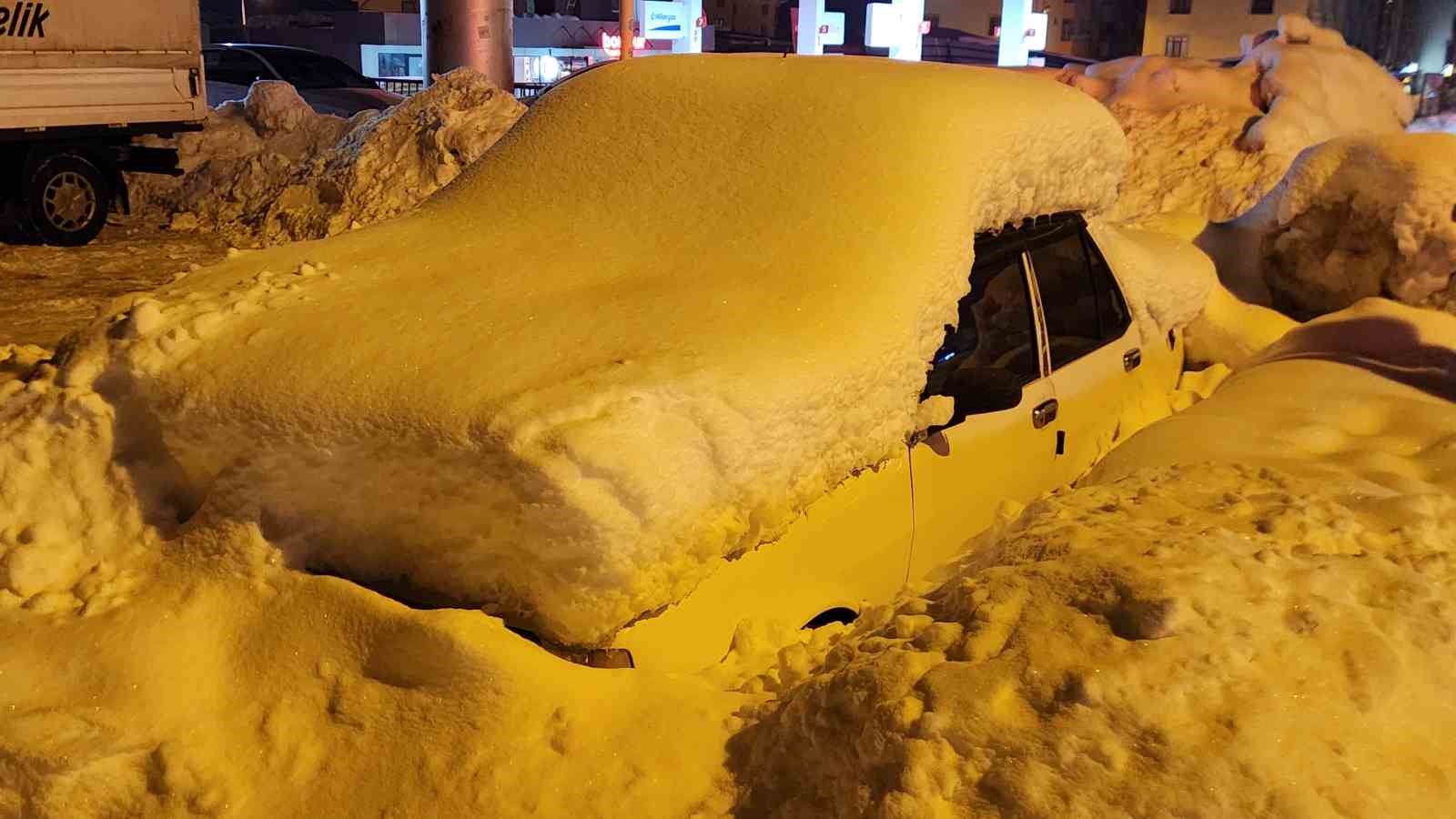 Tunceli’de kar esareti: Araçlar kar yığınları arasında kayboldu
