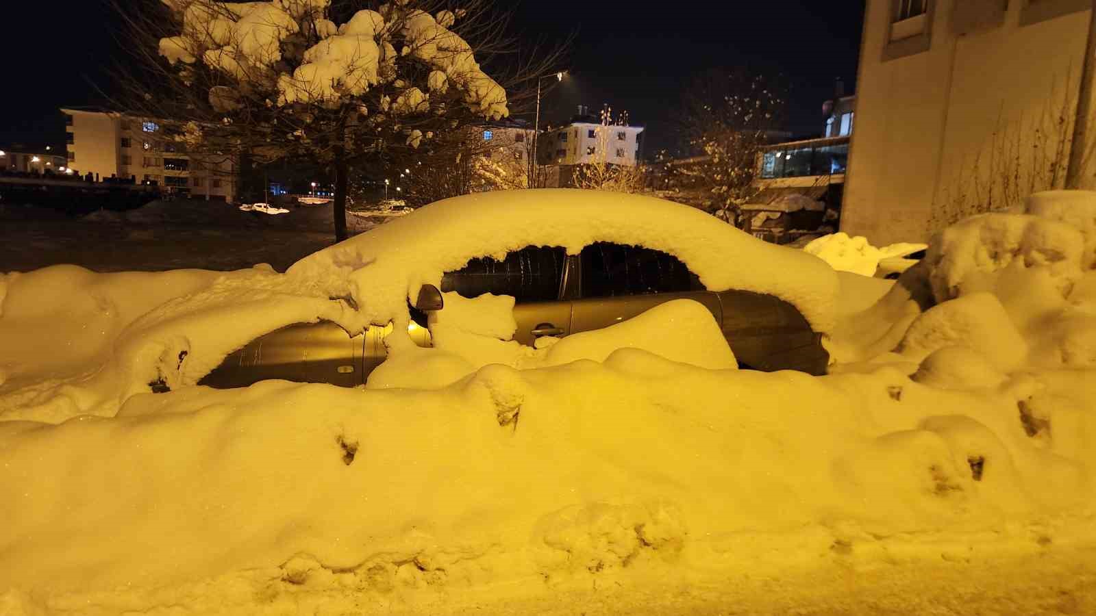 Tunceli’de kar esareti: Araçlar kar yığınları arasında kayboldu
