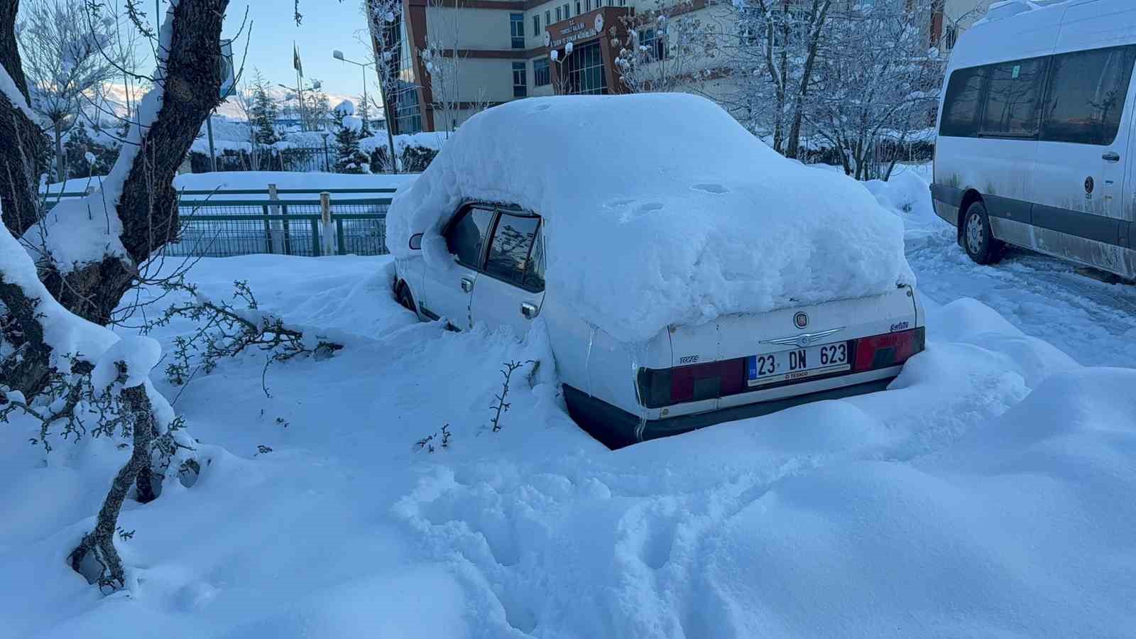 Tunceli’de kar esareti: Araçlar kar yığınları arasında kayboldu
