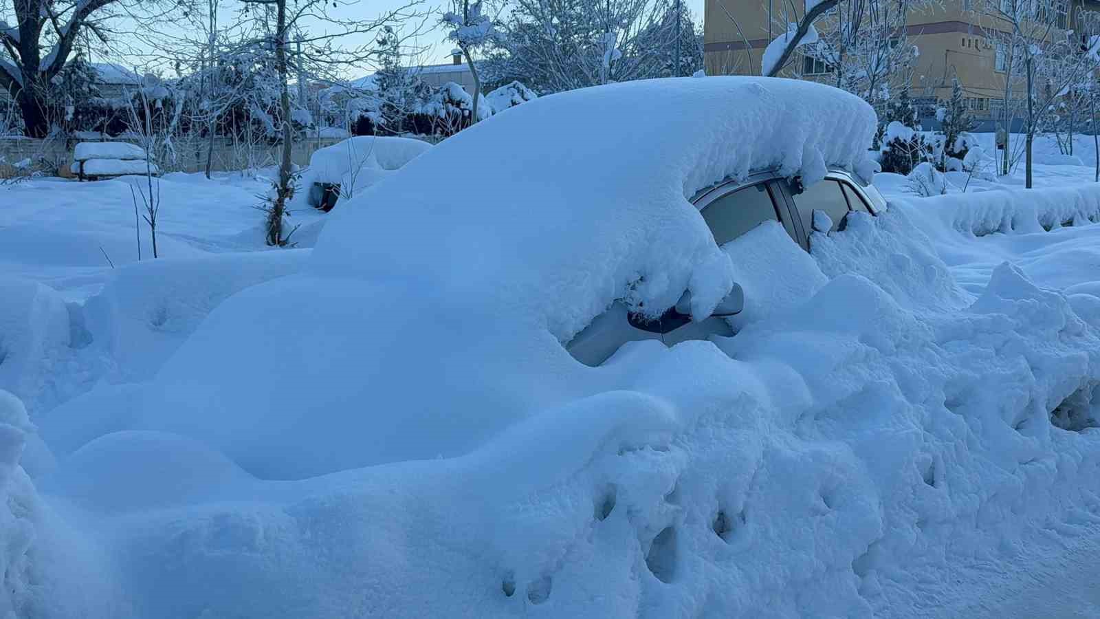 Tunceli’de kar esareti: Araçlar kar yığınları arasında kayboldu
