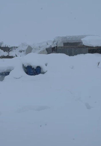 Tunceli’de kar yüküne dayanamayan iş yerinin çatısı çöktü

