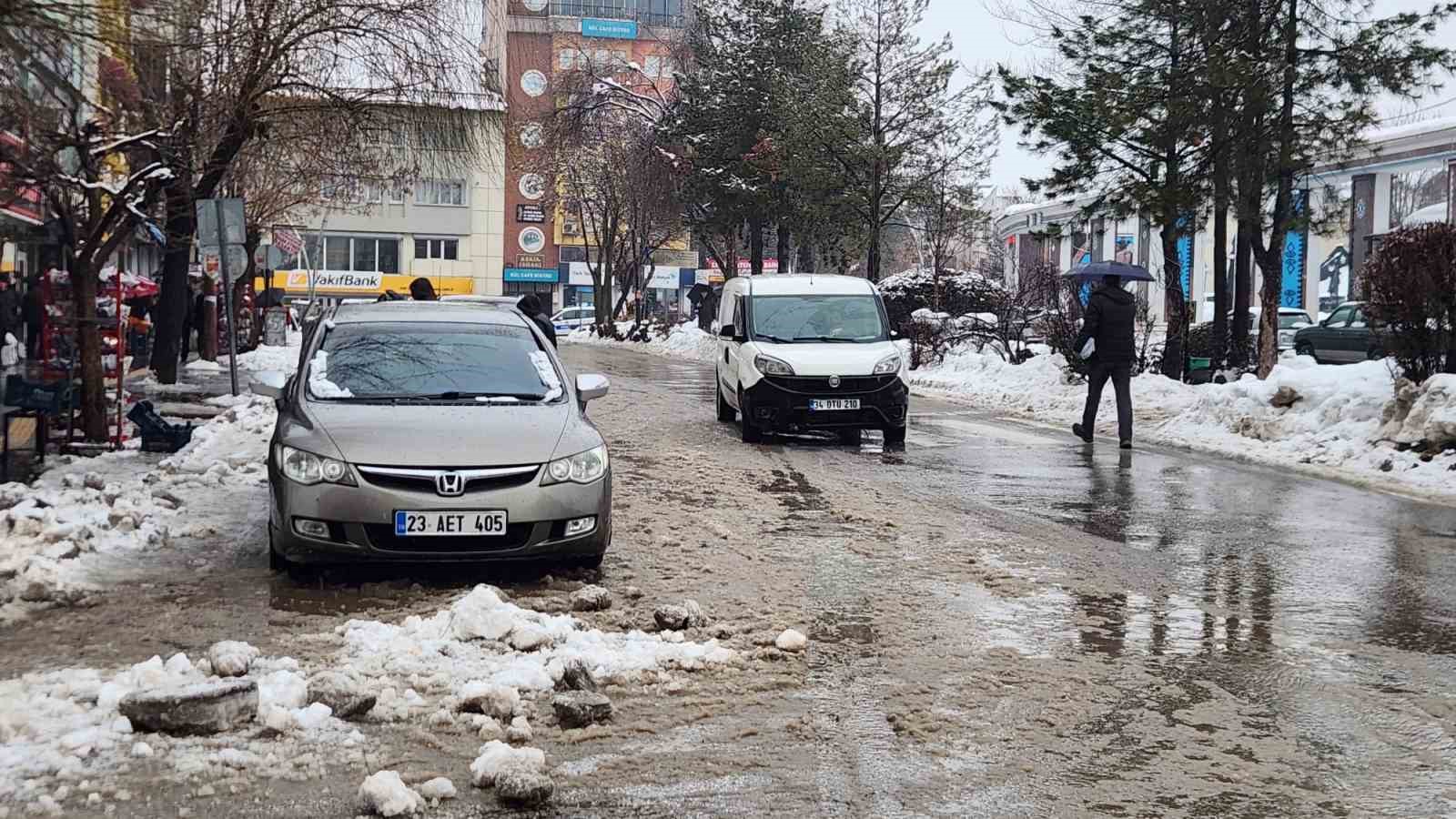 Tunceli’de karla karışık yağmur etkili oldu
