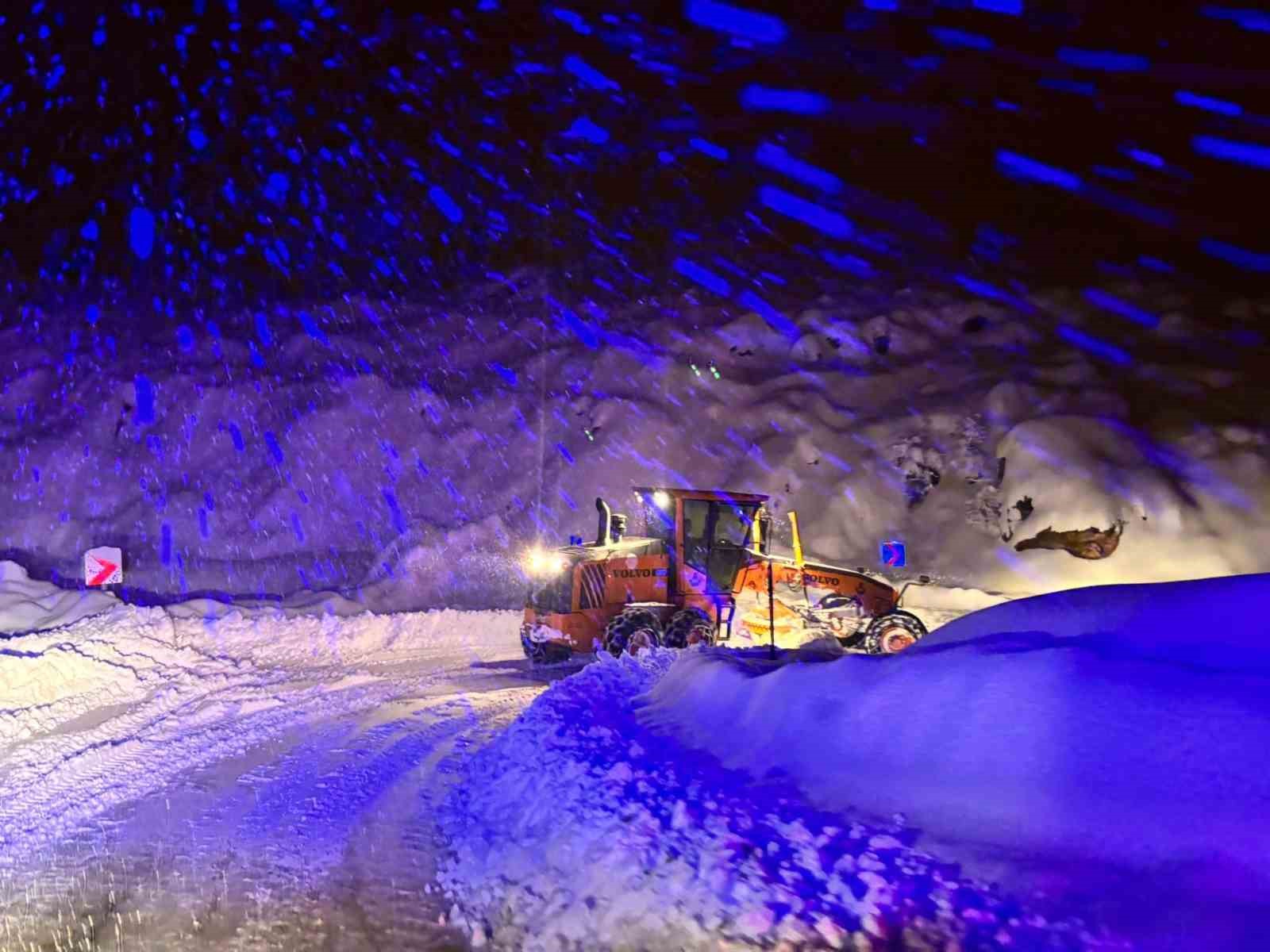 Tunceli’de karla mücadele gece-gündüz sürüyor
Tunceli’de karla mücadele gece-gündüz sürüyor