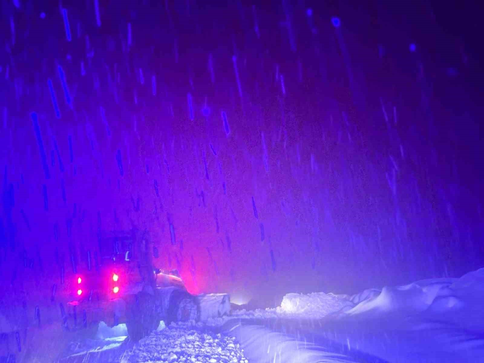 Tunceli’de karla mücadele gece-gündüz sürüyor
Tunceli’de karla mücadele gece-gündüz sürüyor