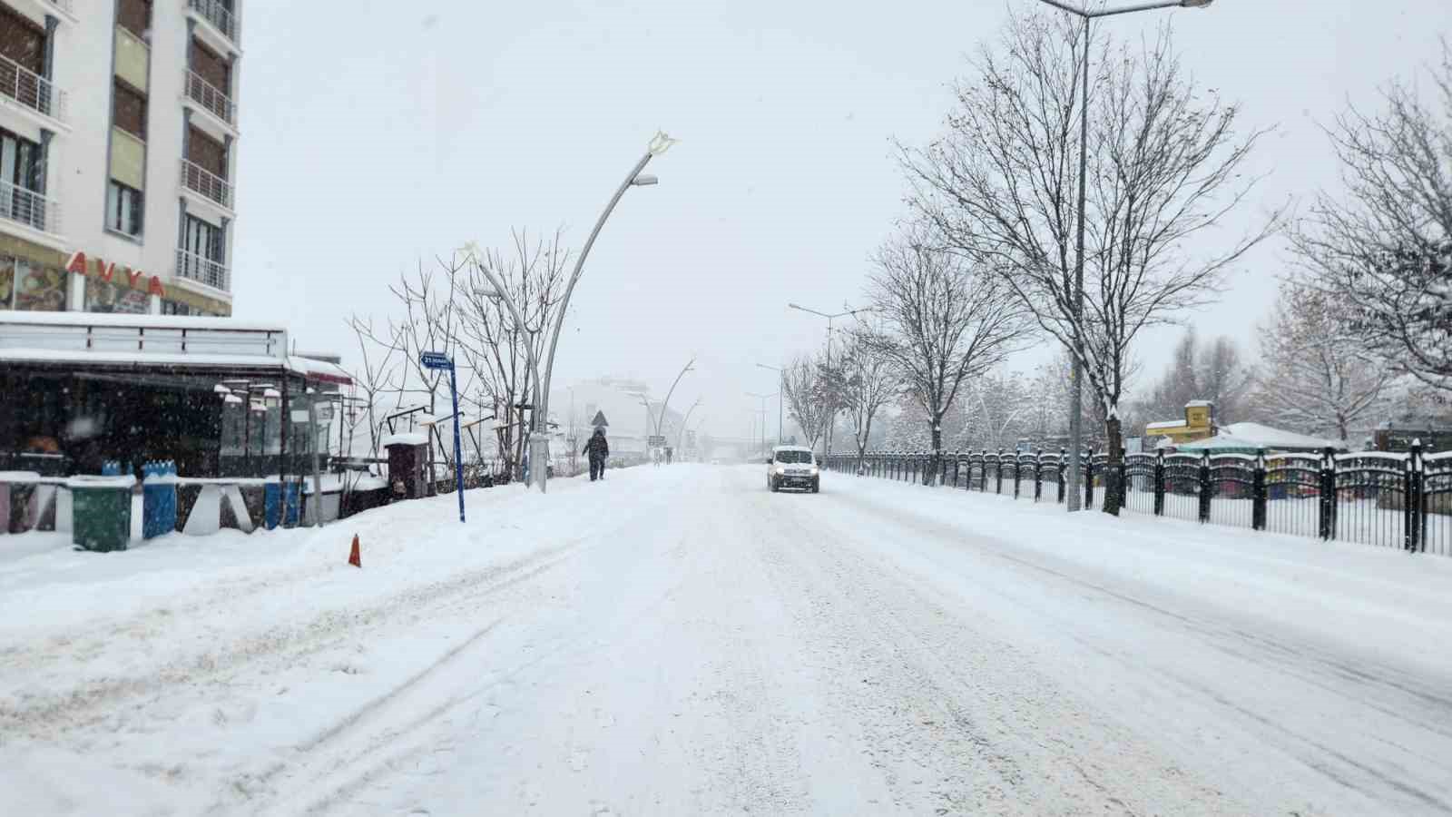 Tunceli’de motokurye ve kış lastiği bulunmayan tüm araçların trafiğe çıkışı yasaklandı
