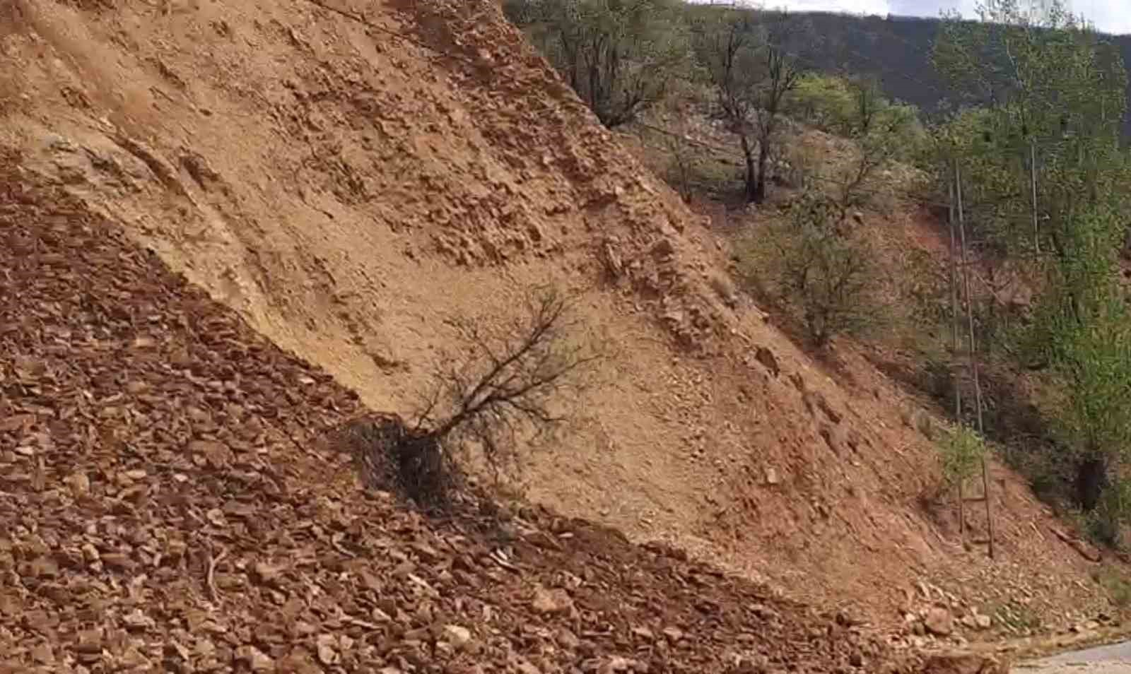 Tunceli’de yamaçtan kopan taş ve toprak kütlesi yola düştü
